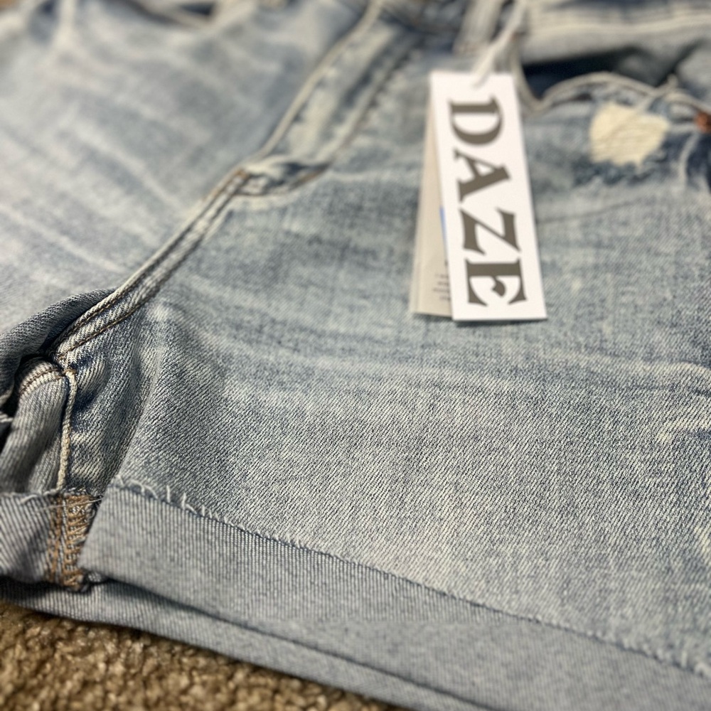 🌻Blue Jean Shorts with Distressed Cuffed Hem🌻 - Picture 2 of 4